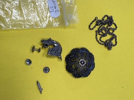Un pequeño lote de joyas de plata y restos: 24,8 g