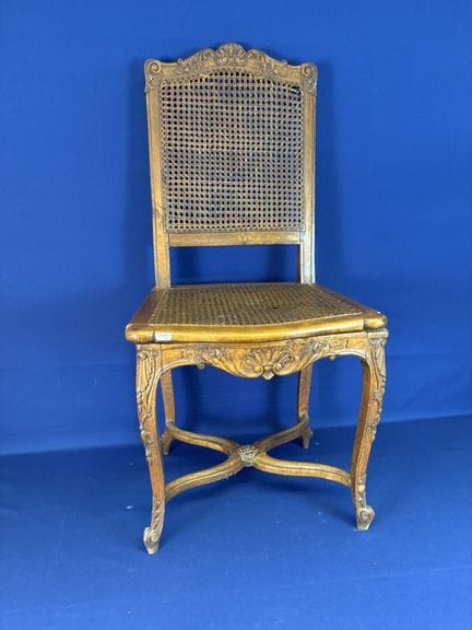 Silla de madera natural, con molduras y tallados; 