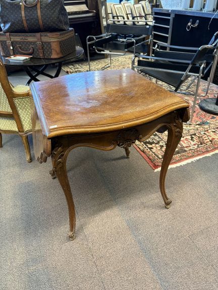 Wavy-grained table with a broken-edge top made of 
