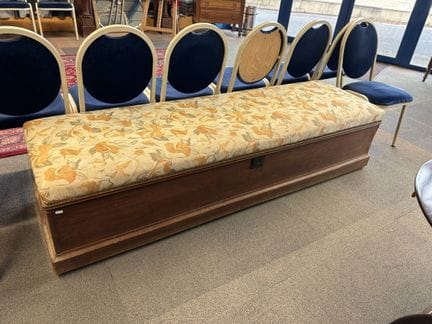 Cofre de madera con tapizado textil en la parte su