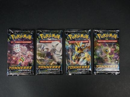 Pokémon Card
Contents: Set of 4 booster packs (art