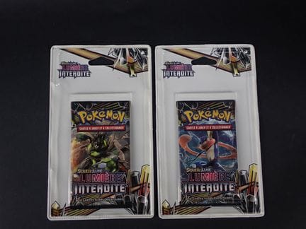 Pokémon Card
Contents: Set of 2 cardboard booster 