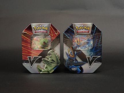 Pokémon Card
Contents: Set of 2 Tin Boxes featurin