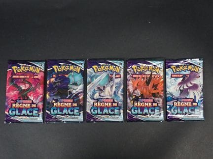 Pokémon Card
Contents: Set of 4 booster packs (art