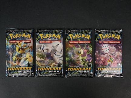 Pokémon Card
Contents: Set of 4 booster packs (art