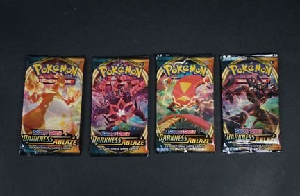 Pokémon Card
Contents: Set of 4 booster packs (art