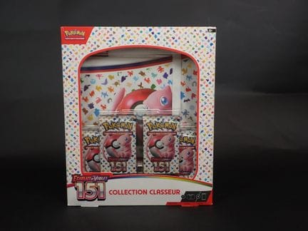 Pokémon Card
Contents: 1 collector's binder set  
