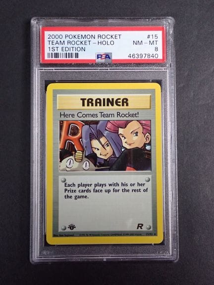 Carta Pokémon 
Contenuto: 1 carta rara "Here Come 