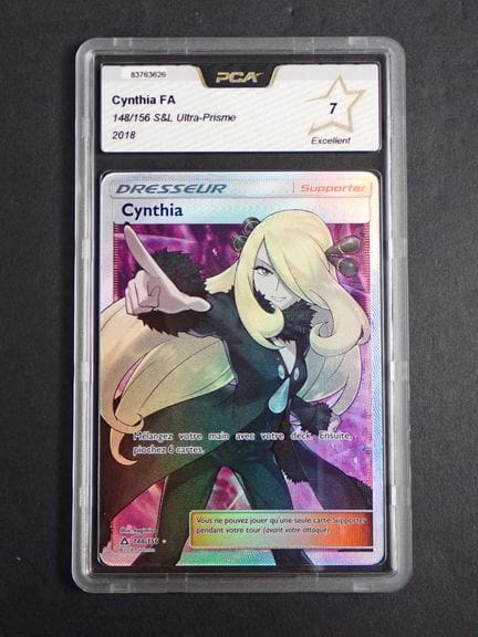 Carta Pokémon 
Contenuto: 1 carta rara di Cinthia
