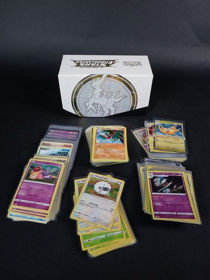 Carte Pokémon 
Contenuto: Set di circa 200 carte r