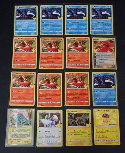 Carta Pokémon 
Contenuto: Set di 15 carte tra cui 