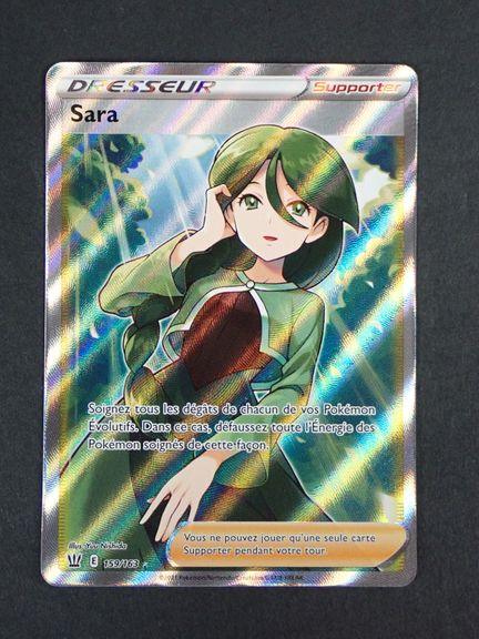 Carta Pokémon 
Contenuto: 1 carta rara di Sara
Edi