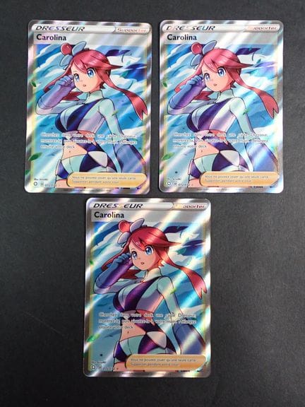 Carta Pokémon 
Contenuto: Set di 3 carte rare Caro