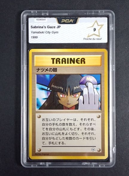 Carta Pokémon 
Contenuto: 1 carta rara "Sabrina's 