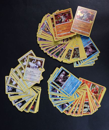 Carte Pokémon 
Contenuto: Set di 110 carte rare in