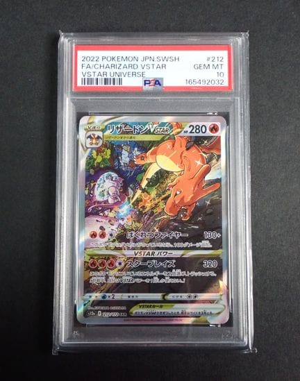 Carte Pokémon 
Contenuto: 1 carta rara Charizard V