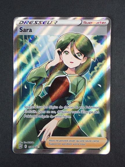 Carta Pokémon 
Contenuto: 1 carta rara di Sara
Edi