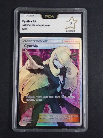 Carta Pokémon 
Contenuto: 1 carta rara di Cinthia
