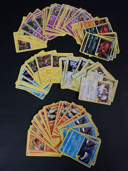 Carta Pokémon 
Contenuto: Set di 100 carte rare in