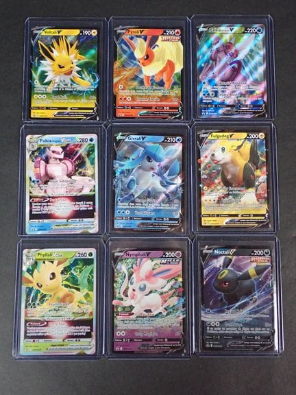 Carta Pokémon 
Contenuto: Set di 9 carte, tra cui 