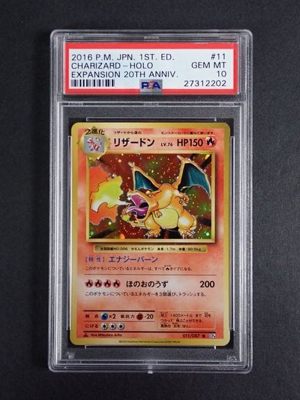 Carta Pokémon 
Contenuto: 1 carta rara di Charizar
