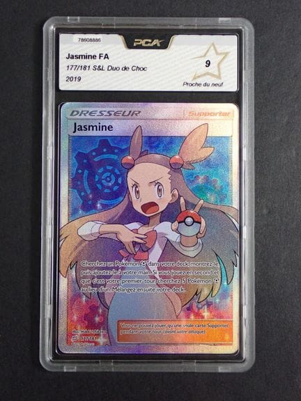 Carta Pokémon 
Contenuto: 1 carta rara di Jasmine
