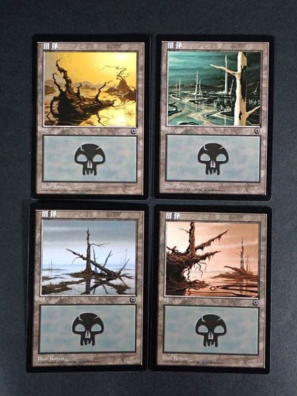 Magic the Gathering 
Contenuto: Set di 4 Swamp alt