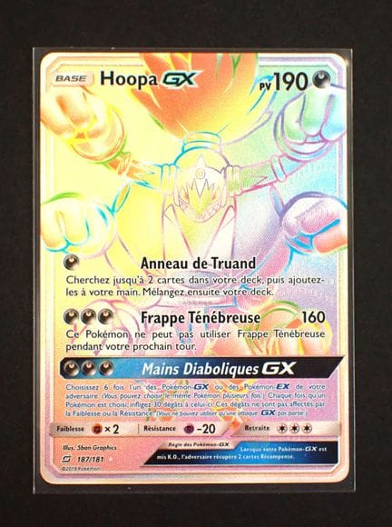 Carta Pokemon
Contenuto: 1 carta rara Hoopa GX 
Ed