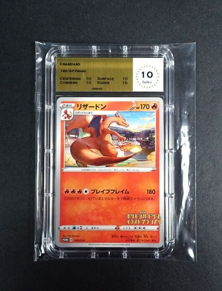 Carta Pokémon 
Contenuto: 1 carta rara di Charizar