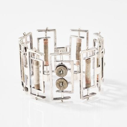 IBE DAHLQVIST. Bracelet, argent et corail fossilis