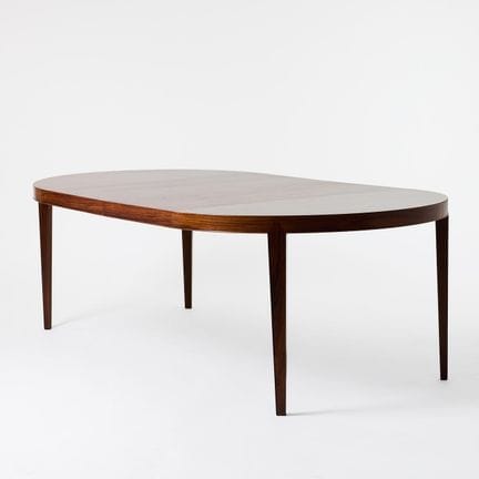 塞韦林·汉森。餐桌，哈斯勒夫家具工坊，丹麦，1960年代，紫檀木。配有两块伸缩板，高度72厘米，直径