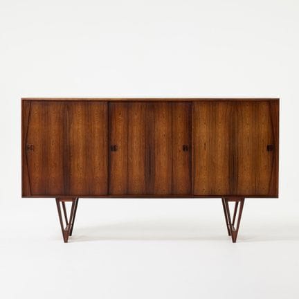 POUL HUNDEVAD。餐边柜，丹麦，1960年代，带酒柜，紫檀木。 矩形柜体，配V形腿，三扇推