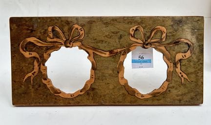 20 世纪早期相框（6 x 3 厘米）
染色木质双景相框，饰有丝带蝴蝶结。
6 x 3 厘米
磨损