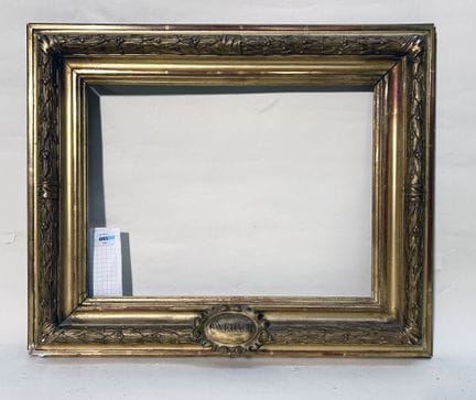带有路易十六风格图案的画框--19 世纪（23 x 31 x 6.5 厘米） 
杉木模制和镀金灰泥画