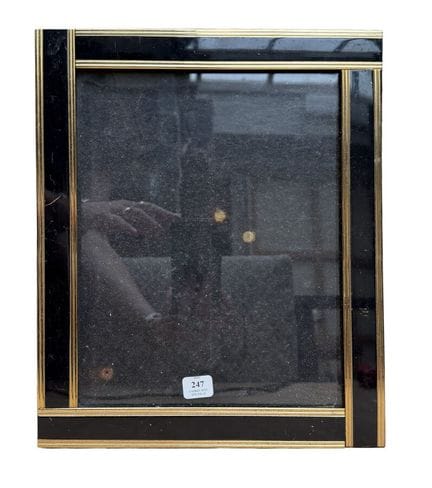 20世纪相框（25 x 19.5 x 3 厘米）
镀金黄铜相框，饰以黑色珐琅。
25 x 19.5 
