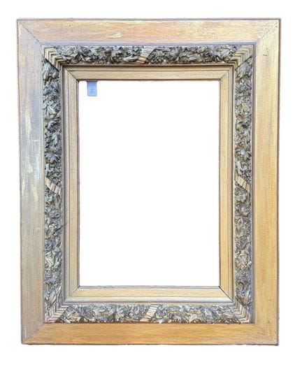 路易十三风格画框 49.5 × 34 × 15.5 厘米
木质画框，饰有镀金灰泥，宽阔的底面上饰有缎