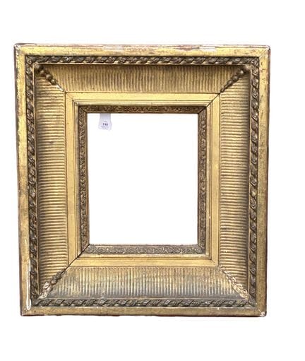 19世纪凹槽式画框 23 x 19 x 12 厘米
木质画框，表面镀金，饰有凹槽及四角垂坠的花环
可