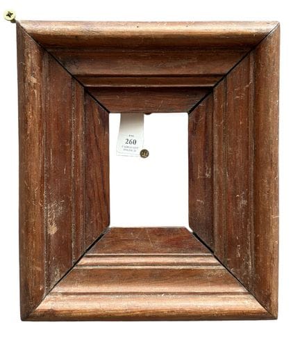 19世纪末画框（9.5 × 6.5 × 7 厘米）
带浮雕纹饰的做旧木制画框。
9.5 × 6.5 