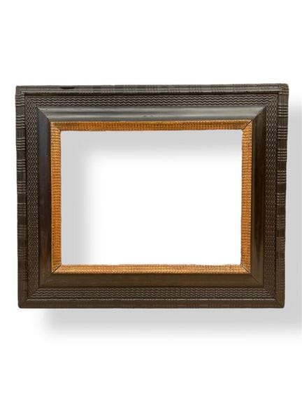 17 世纪威尼斯画框（40 x 29.5 x 11 厘米）
镀黑和镀金的模制木质倒置画框，饰有断头台