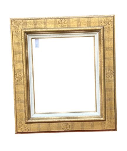 20世纪画框  44.5  × 36.5 × 12 厘米
木制卡塞塔式画框，表面经雕刻并镀金，饰有玫