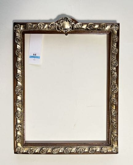 画框 20 世纪早期（22 x 17 x 3 厘米）
带浅花饰的镜框，饰以镀金金属合金叶片，并带有罗