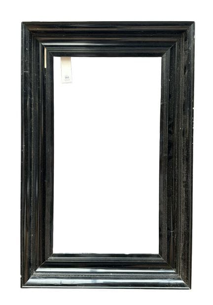 画框，20世纪初（44.5 x 24 x 6.5 厘米）
带装饰线条的木制画框，表面为黑化木皮。
4