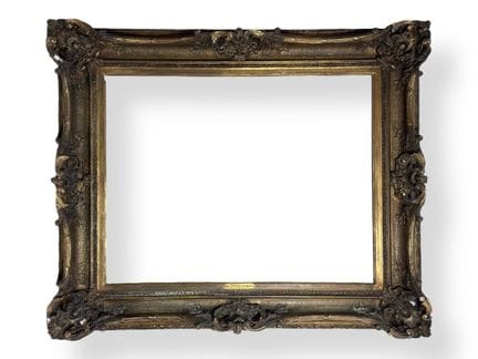 路易十五风格画框（63.5 x 49 x 10 厘米）
木质和镀金灰泥画框，四角和中心装饰有脱落的贝