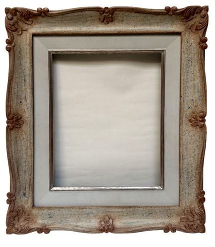 所谓“蒙帕纳斯”款画框（39.5 x 31.5 x 12.5 厘米）
白色漆面雕花木框
39.5 x