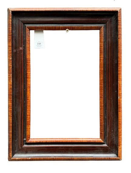 19世纪末画框（27.5 × 17.5 × 5.5 厘米）
带浮雕装饰的木制画框，表面涂有仿贴面漆。