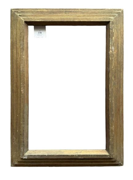 20世纪画框（31.5 x 19 x 5 厘米）
阶梯式轮廓的镀金雕花木框。
31.5 x 19 x