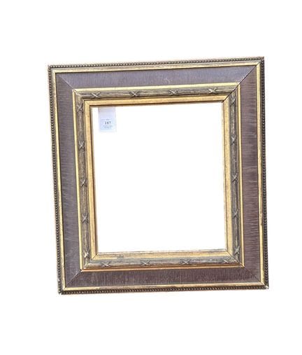 20世纪画框  22 x 19 x 7 厘米
路易十六风格画框，采用做旧木质反向轮廓设计，饰有镀金缎
