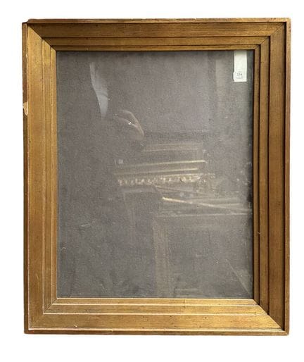 装饰艺术风格画框（47 x 34.5 x 5.5 厘米）
画框采用阶梯式轮廓设计，由镀金模压木料制成