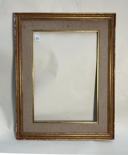 20 世纪 画框（45.5 x 32 x 8.5 厘米）
镀金模制木框，大平面上覆盖米色织物。
45