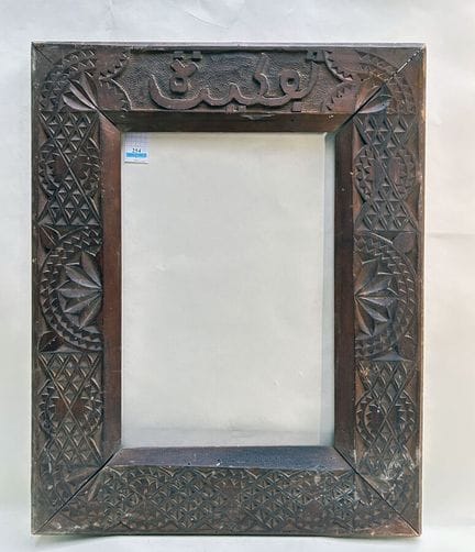 画框 20 世纪早期（33.5 x 23 x 9 厘米）
釉面木框上雕刻着东方风格的几何叶片和玫瑰花